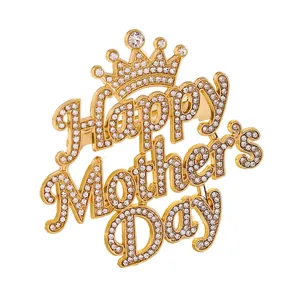 Detailansicht der 'Happy Mother's Day' Kronenbrosche mit funkelnden Strasssteinen besetzt