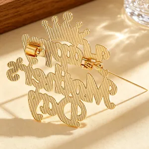 Detailansicht der Rückseite einer goldenen Krone Brosche aus Legierung mit Gravur