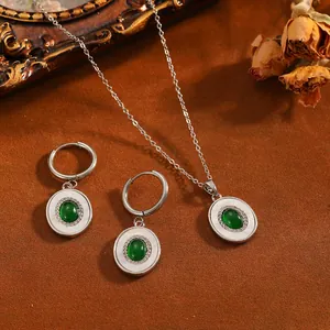 Detailweergave van groene edelsteen ketting en oorbellen set met kristallen halo