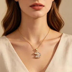 Detailopname van een elegante gouden ketting met een sprankelende zirkonia bloemhanger