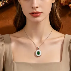Gedetailleerd overzicht van een elegante groene edelsteen ketting op een model.