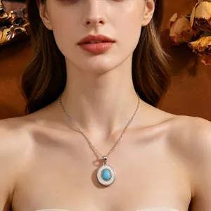 Elegante ovale halsketting met turquoise hanger en strass op een roestvrijstalen ketting