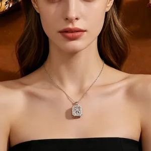 Detailweergave van een elegante zilveren ketting met stervormige hanger en kristallen op model.