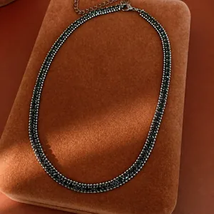 Elegante schwarze Strass-Choker-Halskette auf einem braunen Samt-Schmucktablett präsentiert.