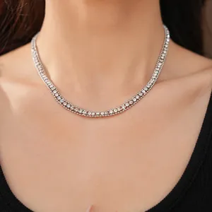 Elegante Nahaufnahme einer funkelnden Strass-Tennis-Halskette am Hals einer Frau