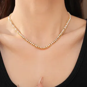 Detailansicht der funkelnden klaren Strasssteine auf dieser eleganten goldfarbenen Halskette