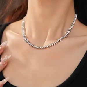 Nahaufnahme einer zarten silberfarbenen Strass-Halskette, die von einem Model getragen wird