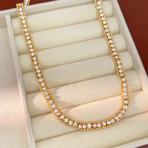 Detaillierte Makroansicht einer eleganten, zweireihigen Goldkette mit funkelnden Steinen