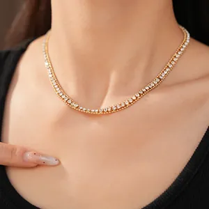Detailansicht einer vergoldeten Choker-Halskette mit funkelnden quadratischen Strasssteinen