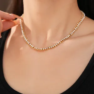 Nahaufnahme einer eleganten goldenen Tennis-Halskette mit funkelnden Kristallen