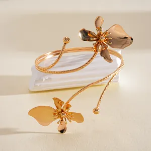 Gedetailleerd overzicht van de elegante gouden metalen bloemenarmband met textuur
