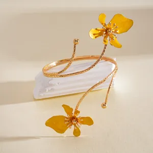 Elegante gouden metalen armband voor de bovenarm met gele emaille bloemen