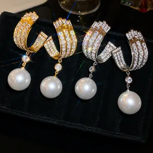 Eleganti orecchini di lusso geometrici con perle e cristalli di zirconia scintillanti