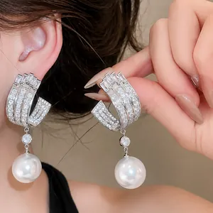 Orecchini a goccia con perle di lusso e zirconi scintillanti in design argento a C