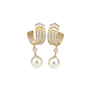 Orecchini dorati stile francese con zirconi e pendenti di perle eleganti.