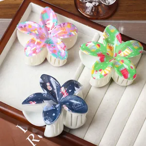 Trois pinces à cheveux festives en forme de fleur avec motifs de Noël colorés