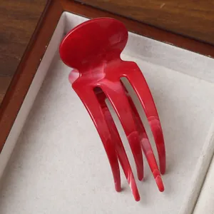 Pince à cheveux élégante en résine marbrée rouge pour des coiffures au style vintage