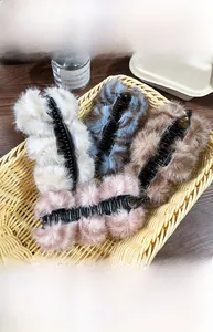 Sélection de pinces banane en fausse fourrure pelucheuse aux tons neutres d'hiver