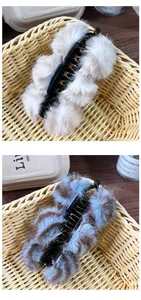 Détail de pinces à cheveux en fausse fourrure pelucheuse beige et léopard à prise solide