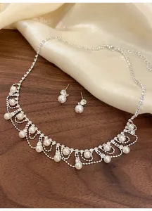 Elegantes Schmuckset aus Perlen und Strass mit Halskette und Ohrringen auf Satin
