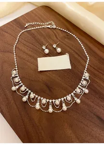 Detailansicht eines eleganten Vintage-Perlen- und Strass-Schmucksets für Damen.