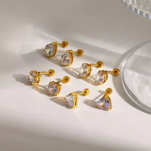 Eleganti orecchini a perno in acciaio al titanio placcato oro 18k con zirconi.