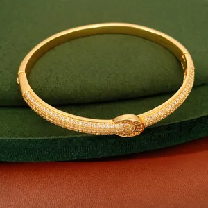 Κομψό επιχρυσωμένο βραχιόλι 18K με ζιργκόν και στρογγυλό κούμπωμα για γυναίκες