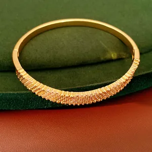 Λεπτομερής όψη χρυσού βραχιολιού 18K με αστραφτερά ζιργκόν σε μικρο-παβέ.