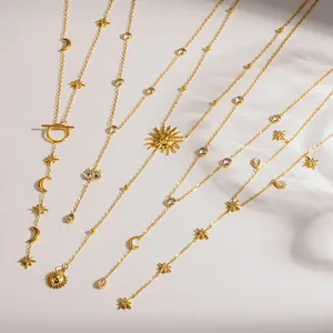 Elegante collar celestial de acero inoxidable chapado en oro 18k con estrellas y lunas.