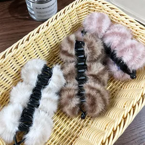 Barrettes banane à pompons en fausse fourrure beige, marron et rose pour l'hiver