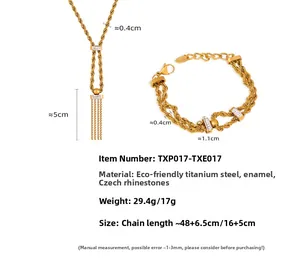 Dettaglio del set collana e bracciale in acciaio al titanio oro con diamanti cechi