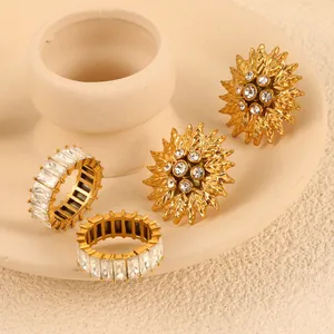 Set vintage di orecchini a sole dorati e anelli con cristalli baguette in oro