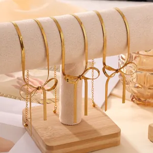 Bracelets élégants chaîne serpent dorée avec nœud sur présentoir à bijoux