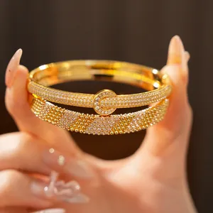 Λεπτομέρεια από επιχρυσωμένο βραχιόλι 18K με αστραφτερά ζιργκόν σε μικρο-παβέ σχέδιο