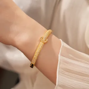 Κοντινό πλάνο επιχρυσωμένου βραχιολιού 18K με ζιργκόν και στρογγυλό κούμπωμα