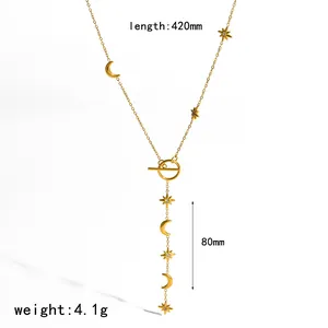 Vista detallada del collar en Y bañado en oro de 18k con dijes de luna y estrella y cierre de palanca