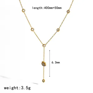 Elegante collar de acero inoxidable dorado con colgante de ojo y dijes de cristal