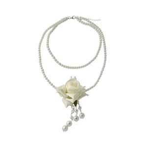 Élégant collier de perles à double rang avec une grande rose en tissu blanc et pompon.