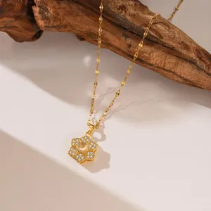 Détail du collier de projection fleur en or avec pétales étincelants en zircone cubique