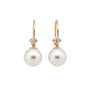 Boucles d'oreilles créoles dorées élégantes avec perles blanches et pierres claires