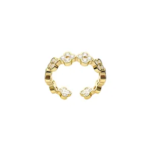 Elegante anello a quadrifoglio dorato regolabile con zirconi pavé dal design minimalista