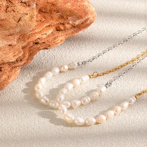 Handgefertigte Süßwasserperlenkette mit 18 Karat vergoldeter Edelstahl-Gliederkette