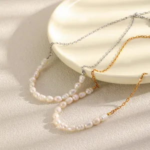 Detailansicht eleganter Halsketten aus Edelstahl mit Süßwasserperlen in Gold und Silber