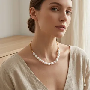 Elegante Süßwasserperlenkette mit 18 Karat vergoldeter Kette, getragen von einem Modell