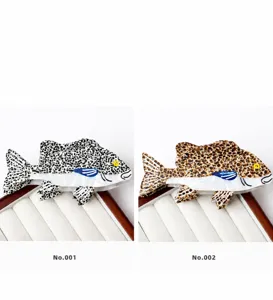 Nahaufnahme von Meerestier-Haarklammern aus Acetat in gepunktetem und Leoparden-Design