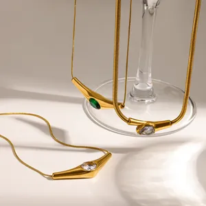 Detailansicht luxuriöser 18 Karat vergoldeter Edelstahlhalsketten mit Kristallanhängern.