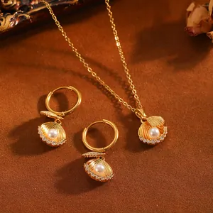 Detailaufnahme von vergoldetem Edelstahl-Muschelanhänger-Schmuckset mit Perlen
