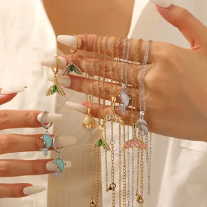 Detailansicht von Schmuckset mit Delfin- und Fischschwanzmotiven in Gold und Silber