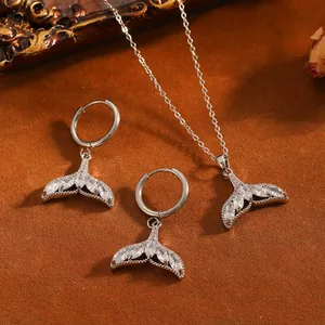 Nahaufnahme von Delfinschwanz Schmuckset mit Markiseschliff Kristallen in Silber