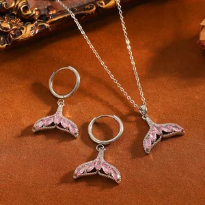 Exquisites Schmuckset mit rosa Kristall-Walschwanz-Halskette und Ohrringen in Silberoptik.